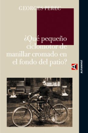 Resumen de ¿Qué Pequeño Ciclomotor de Manillar Cromado en el Fondo del Patio?